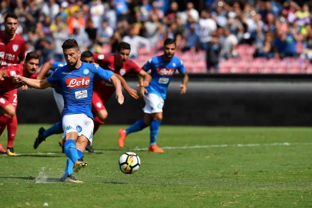 Dries Mertens (Napoli) sút thắng quả 11m trước Cagliari. Ảnh: ANSA