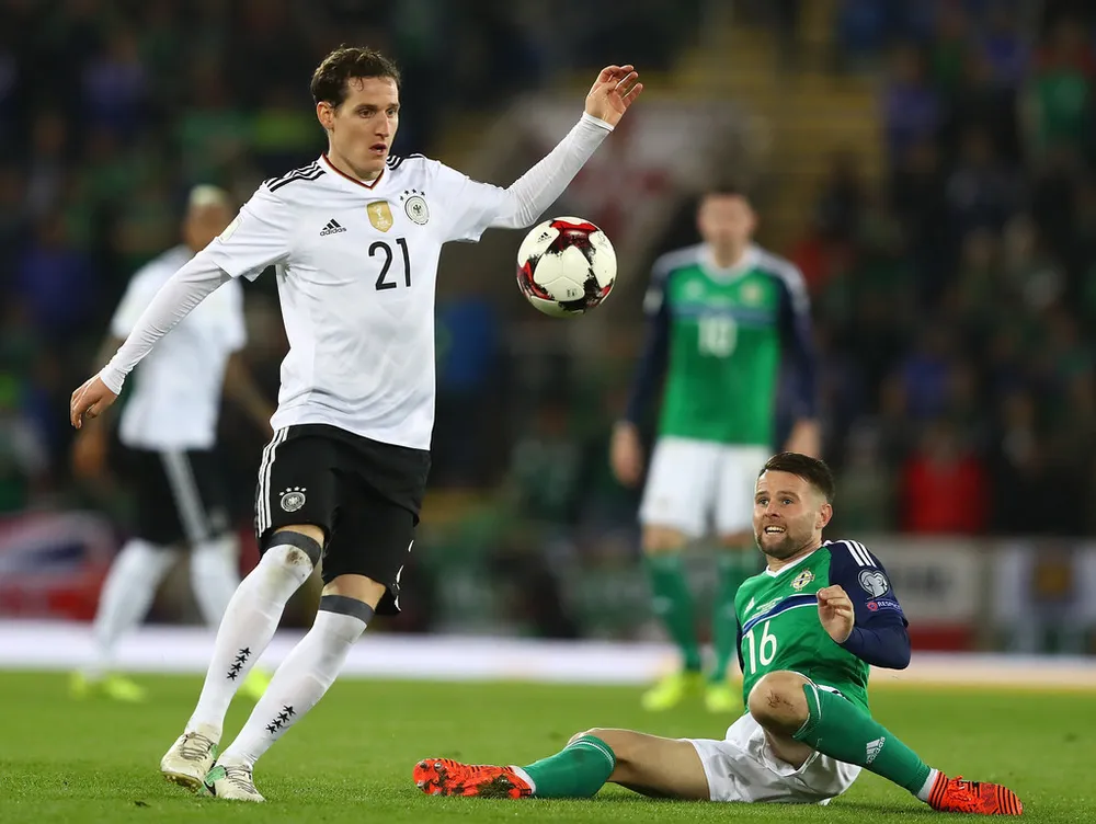 Sebastian Rudy (trái, Đức) mở tỷ số bằng cú sút tuyệt đẹp. Ảnh: Getty Images.