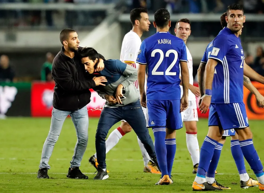 Fan Israel mang dao xông vào sân định đâm Isco? ảnh 2