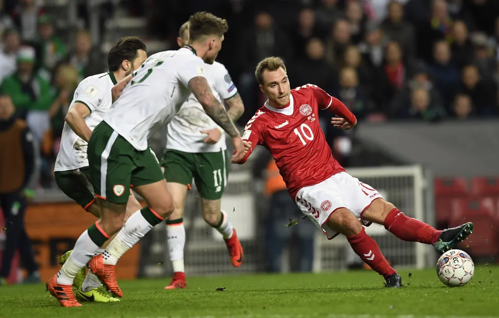 Christian Eriksen (phải, Đan Mạch) tung cú sút trước các hậu vệ Ailen. Ảnh Getty Images.