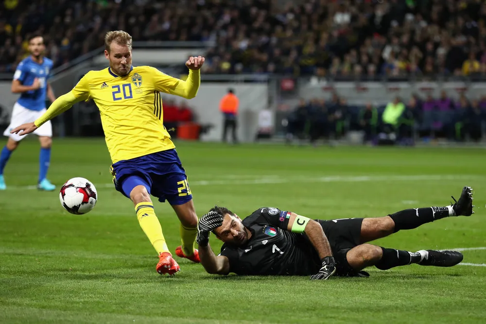 Gianluigi Buffon (Italia) cản phá cú sút của Ola Toivonen (Thụy Điển). Ảnh: Getty Images