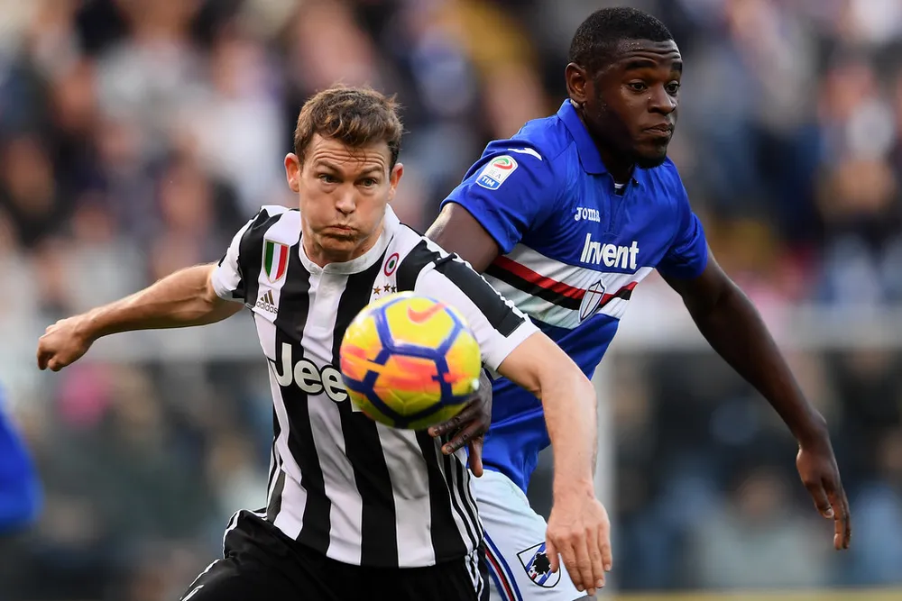Tiền đạo Duvan Zapata (phải, Sampdoria) bật cao hơn Stephan Lichtsteiner (Juventus), đánh đầu mở tỷ số. Ảnh: Getty Images.