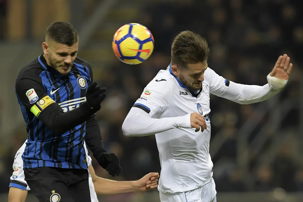 Mauro Icardi (trái, Inter) đánh đầu trước khung thành Atalanta. Ảnh: Getty Images.