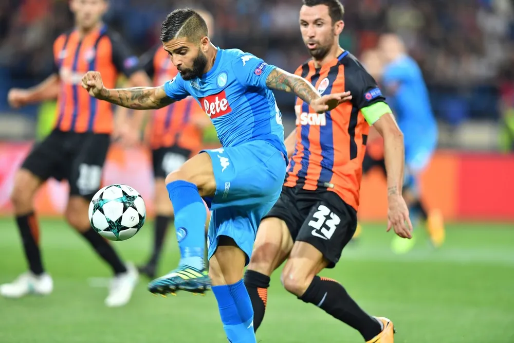 Lorenzo Insigne (Napoli) sút bóng trước sự bám sát của Darijo Srna (Shakhtar). Ảnh: Getty Images.