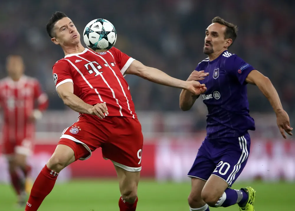 Robert Lewandowski (trái, bayern) kiểm soát bóng trước Sven Kums (Anderlecht). Ảnh: Getty Images.