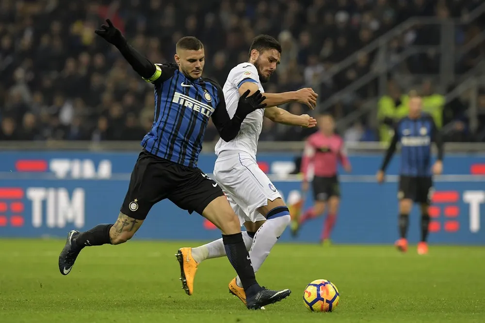 Tiền đạo Mauro Icardi (trái, Inter) sẽ tung lưới Cagliari. Ảnh: Getty Images.