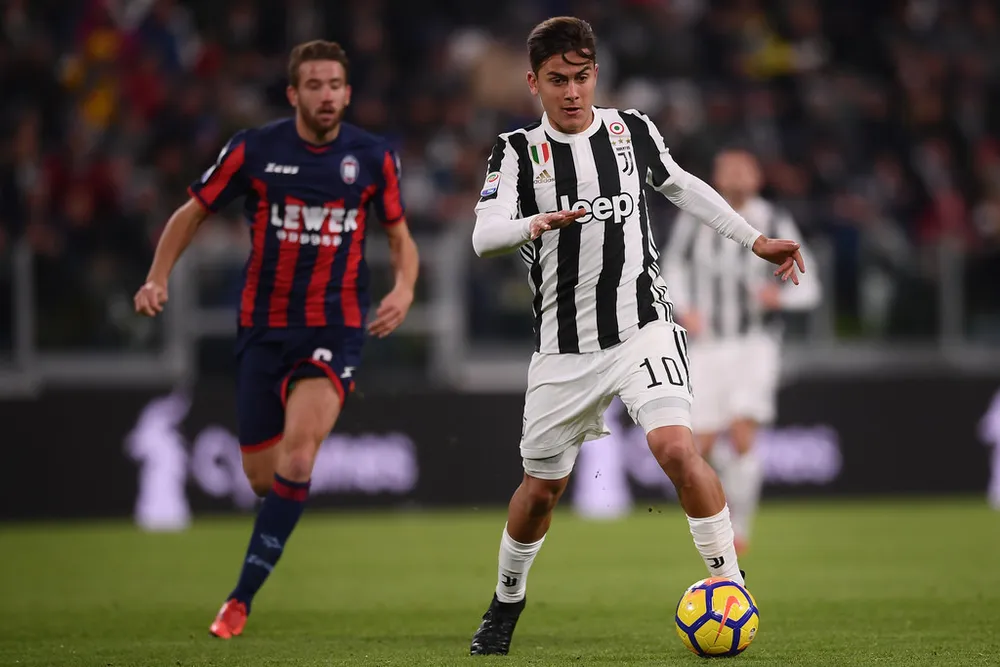 Serie A: Napoli lấy lại ngôi đầu, Juve hứng khởi ở Crotone ảnh 2