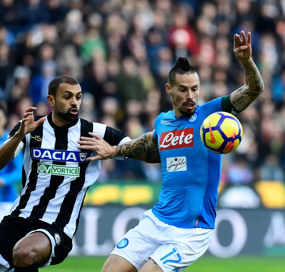 Tiền vệ Marek Hamsik (phải, Napoli) đi bóng qua Danilo Larangeira (Udinese). Ảnh: Getty Images.