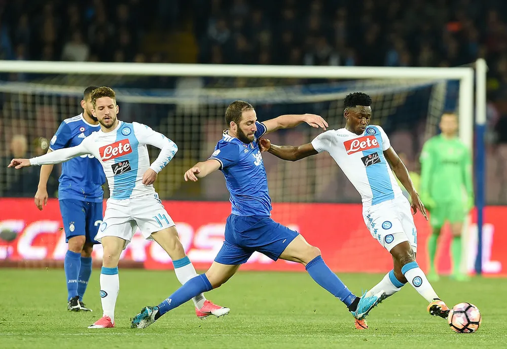 Gonzalo Higuain (giữa, Juventus) là nhân vật chính trong trận hòa Napoli 1-1 mùa trước. Ảnh: Getty Images.