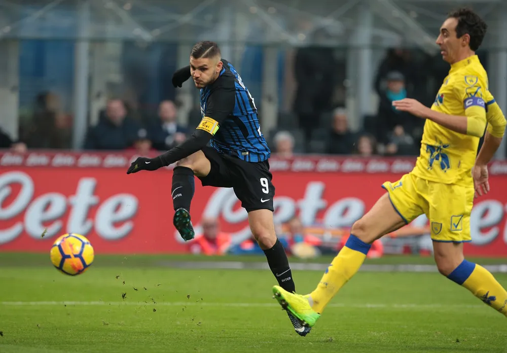 Mauro Icardi (trái, Inter) ghi bàn thắng thứ 16 mùa này. Ảnh: Getty Images. 