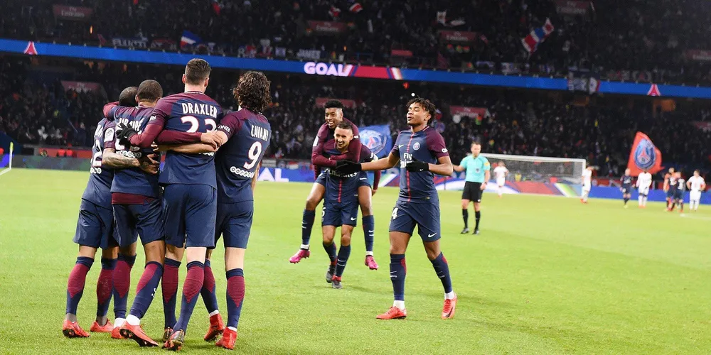 Paris SG ăn mừng danh hiệu vô địch mùa đông. Ảnh: Getty Images.