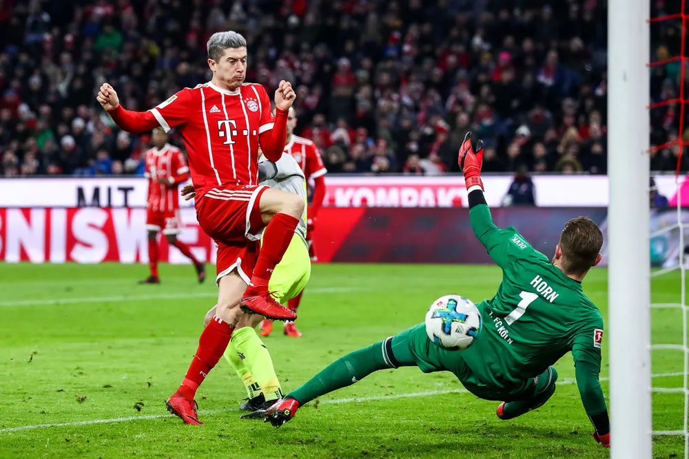 Lewandowski ghi tên vào tốp 10 huyền thoại Bundesliga ảnh 1