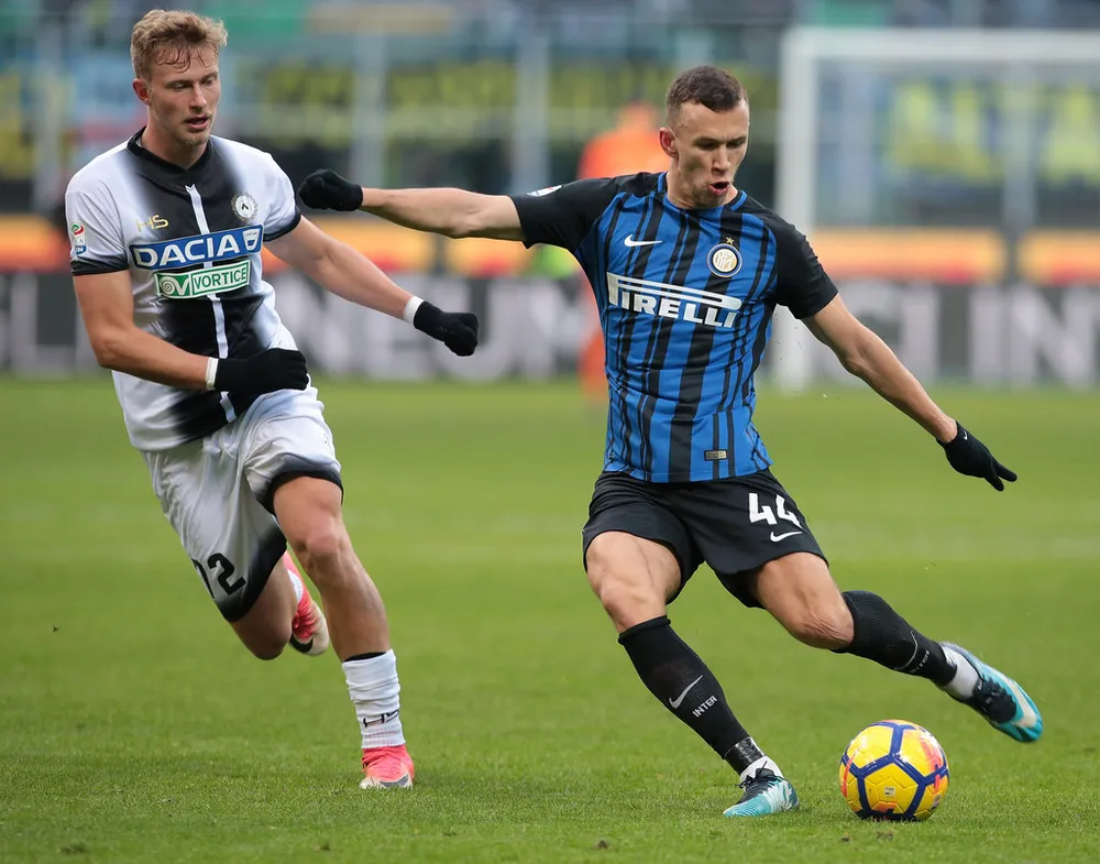Ivan Perisic (phải, Inter) sút bóng trước Antonin Barak (Udinese). Ảnh: Getty Images. 