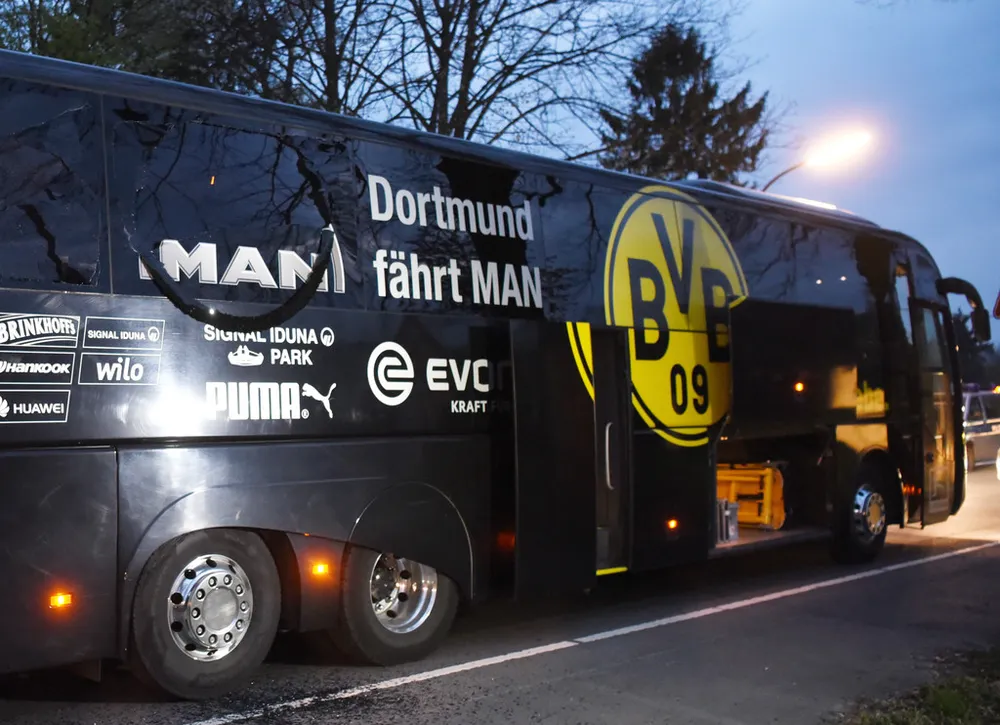 Chiếc xe bus của Dortmund sau vụ nổ. Ảnh Getty Images.