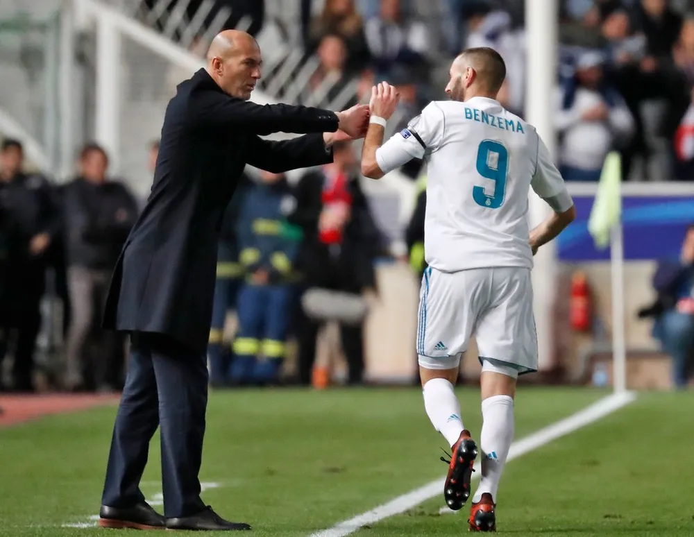 Zinedine Zidane (trái) và cậu học trò Karim Benzema. Ảnh Getty Images.