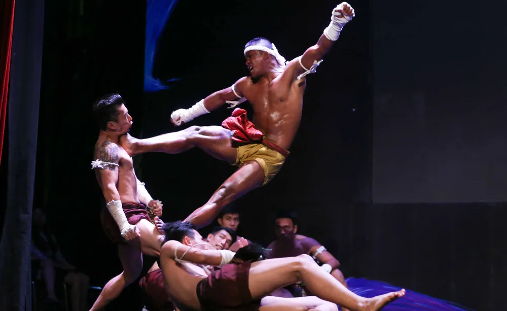 Buakaw Banchamek biểu diễn cùng các võ sĩ Thái Lan. Ảnh: DŨNG PHƯƠNG