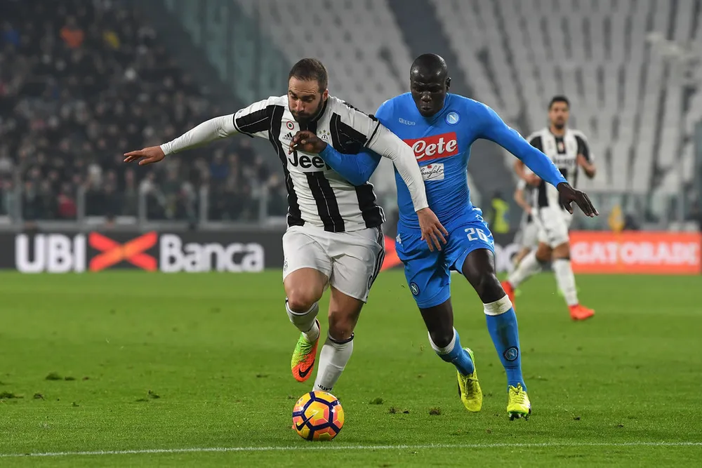 Kalidou Koulibaly đã để Gonzalo Higuain (trái, Juventus) vượt qua trong lần chạm trán gần nhất. Ảnh: Getty Images.