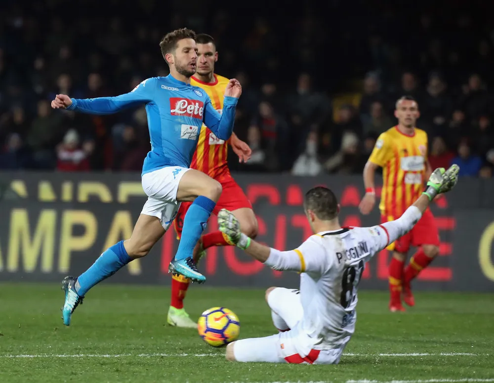 Dries Mertens tránh pha ra bóng của thủ thành Christian Puggioni. Ảnh: Getty Images.