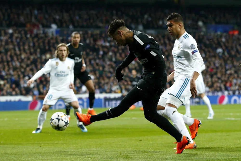 Neymar tung cú sút dù bị Casemiro (Real Madrid) kèm chặt. Ảnh: Getty Images.