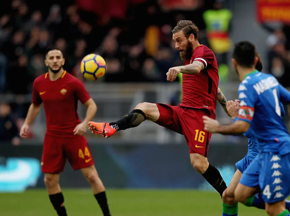 De Rossi (giữa, AS Roma) sẽ phục thù Shakhtar Donetsk.