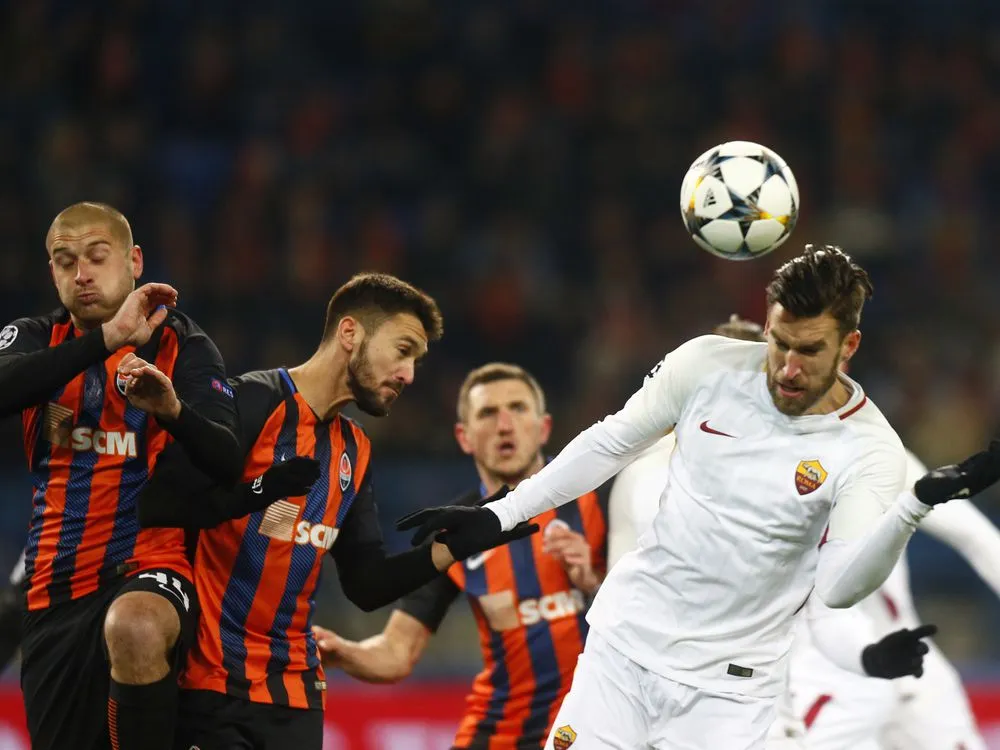 Kevin Strootman (phải, Roma) bật cáo đánh đầu trước khung thành Shakhtar Donetsk.
