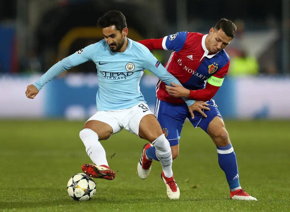 Ilkay Gundogan (trái, Manchester City) đi bóng qua hậu vệ Basel.