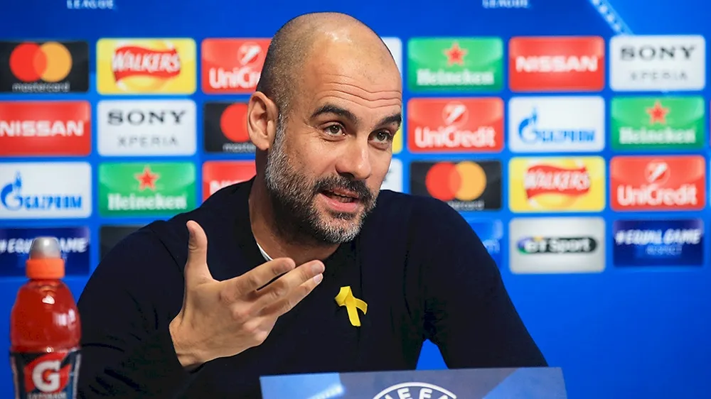 Pep Guardiola trong cuộc họp báo.