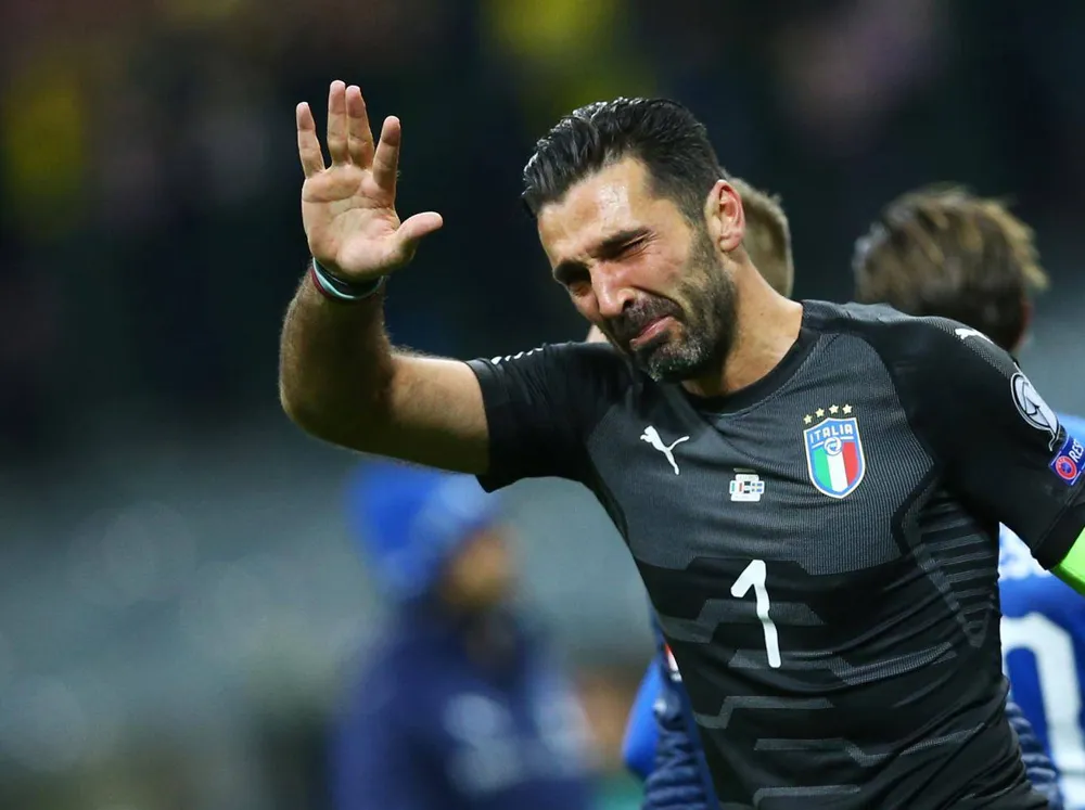 Gigi Buffon và nỗi thất vọng thua Thụy Điển ở trận tranh play-off. Ảnh: Getty Images.