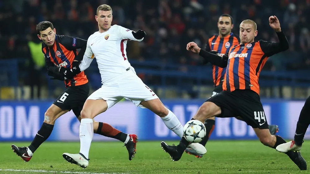 Edin Dzeko (AS Roma) trước hàng phòng thủ Shakhtar Donetsk.