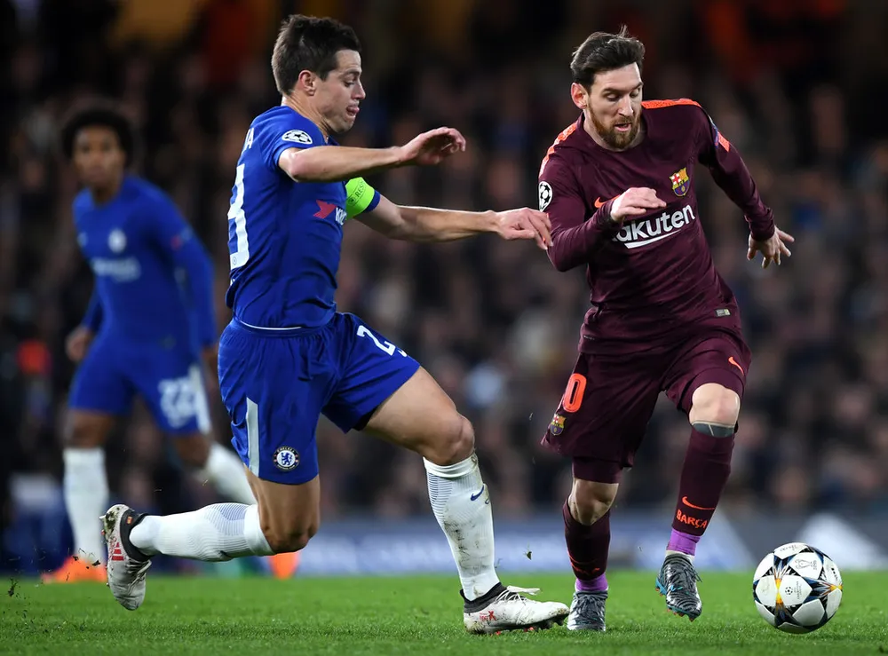 Lionel Messi (phải, Barcelona) vượt qua hậu vệ Cesar Azpilicueta (Chelsea).