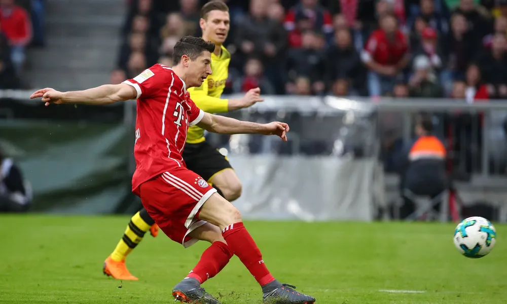 Robert Lewandowski ghi bàn cho Bayern Munich.