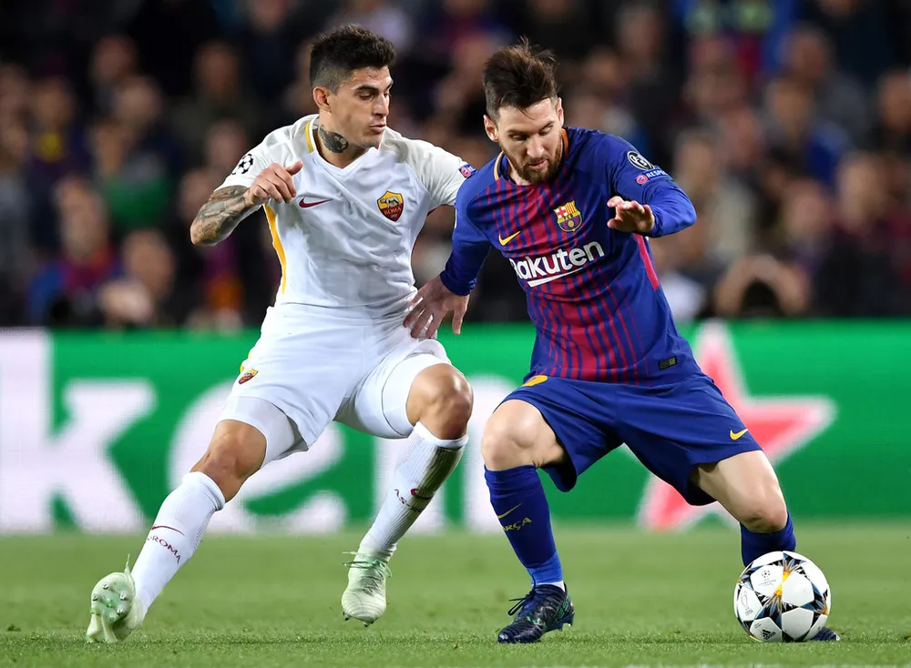Lionel Messi (phải, Barcelona) đi bóng trước Diego Perotti (AS Roma)