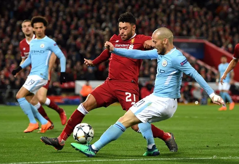 David Silva (phải, Manchester City) sút bóng trước Alex Oxlade-Chamberlain (Liverpool).