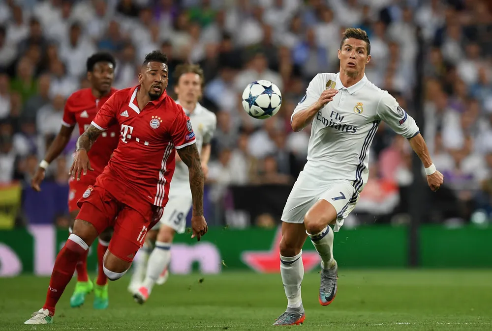 Cristiano Ronaldo (phải, Real Madrid) vượt qua Jerome Boateng (Bayern Munich)