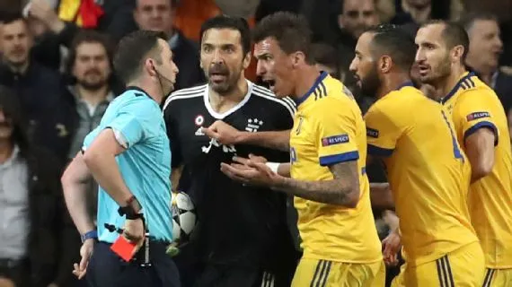 Trọng tài Michael Oliver rút thẻ đỏ truết quyền thi đấu Gigi Buffon.