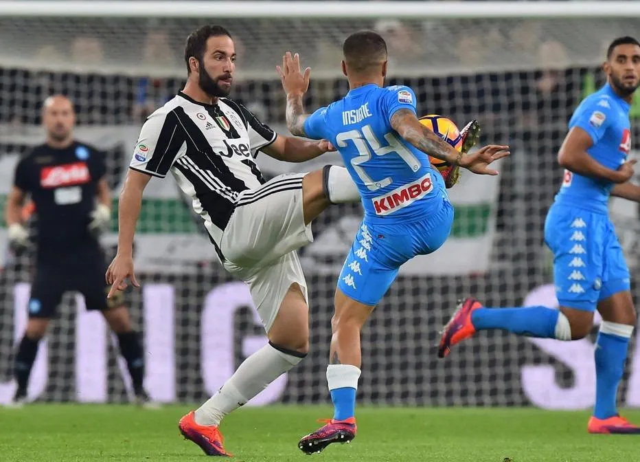 Gonzalo Higuain (trái, Juventus) tranh bóng với Lorenzo Insigne (Napoli)