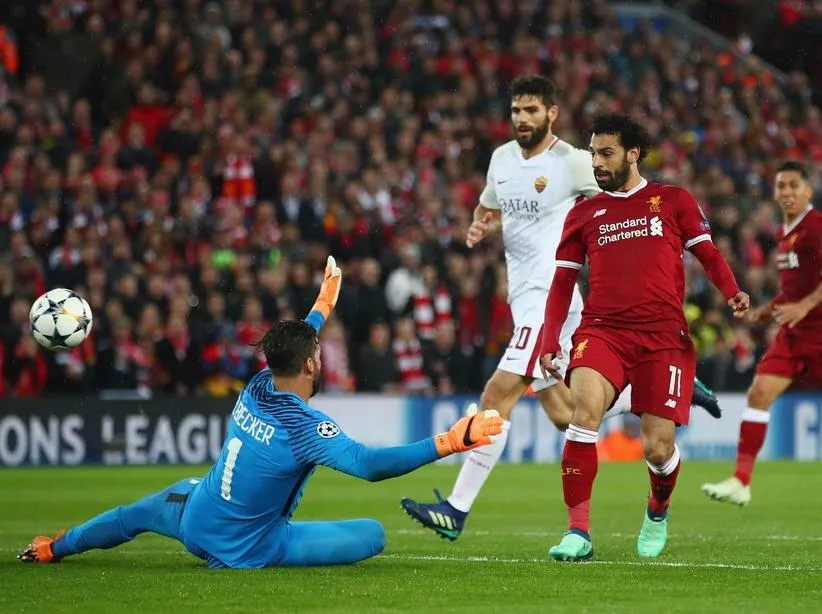 Mohamed Salah (trái, ghi bàn vàpo lưới Roma.