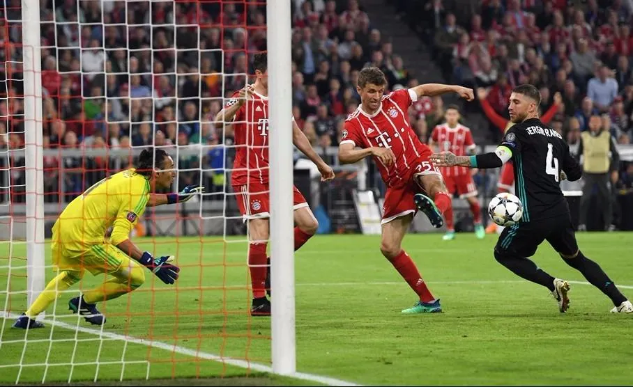 Thomas Mueller và Robert Lewandowski cản lối nhau trước khung thành