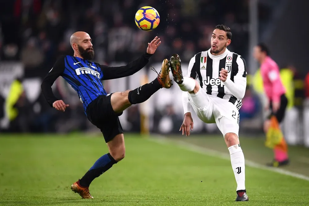 Borja Valero (Inter Milan) tranh bóng với Mattia De Sciglio (Juventus)