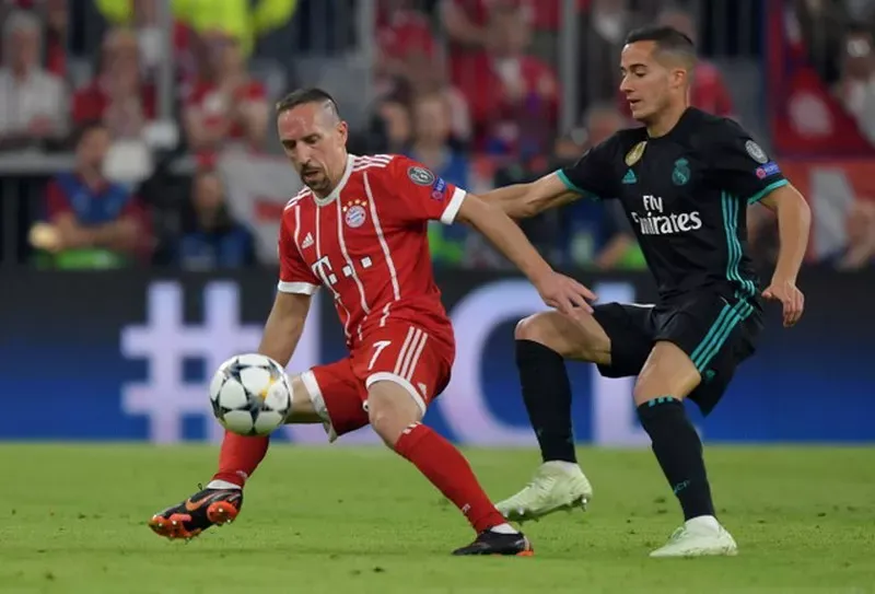 Franck Ribery (trái, Bayern Munich) đi bóng qua Lucas Vazquez hết sức dễ dàng.