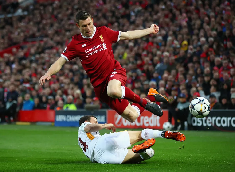 James Milner (Liverpool) đi bóng qua hậu vệ Roma.