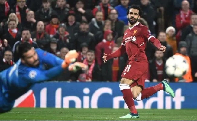 Mo Salah đã đánh bại thủ thành Alisson (Roma) ở Anfield.