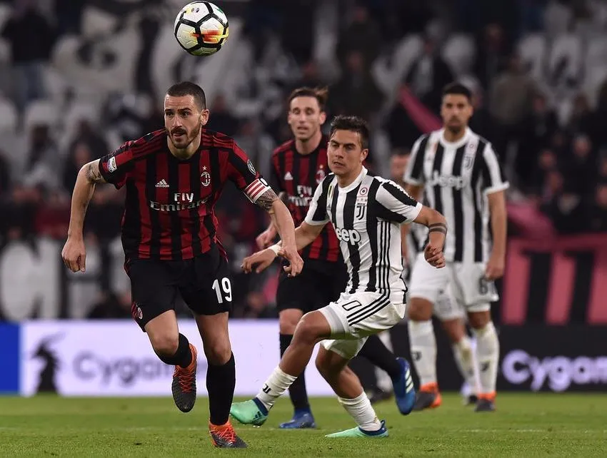  Leonardo Bonucci (trái, Milan) tranh bóng với Paulo Dybala (Juventus)