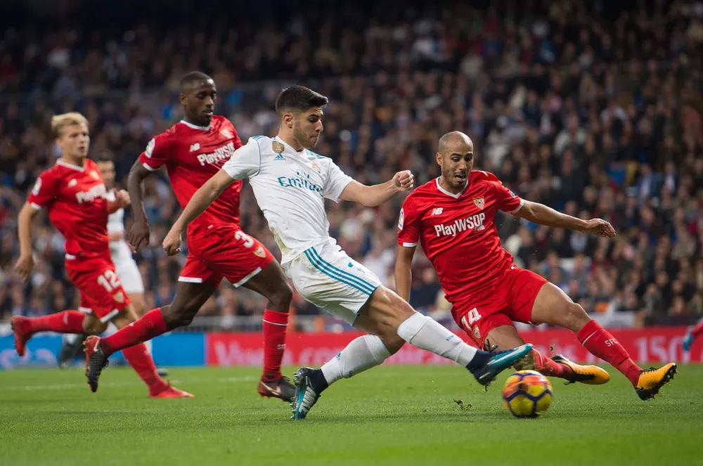 Marcos Asensio (Ral Madrid) sút bóng trước khung thành Sevilla.