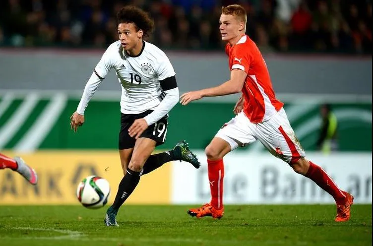 Leroy Sane (trái) đành phải ngồi nhà xem World Cup.