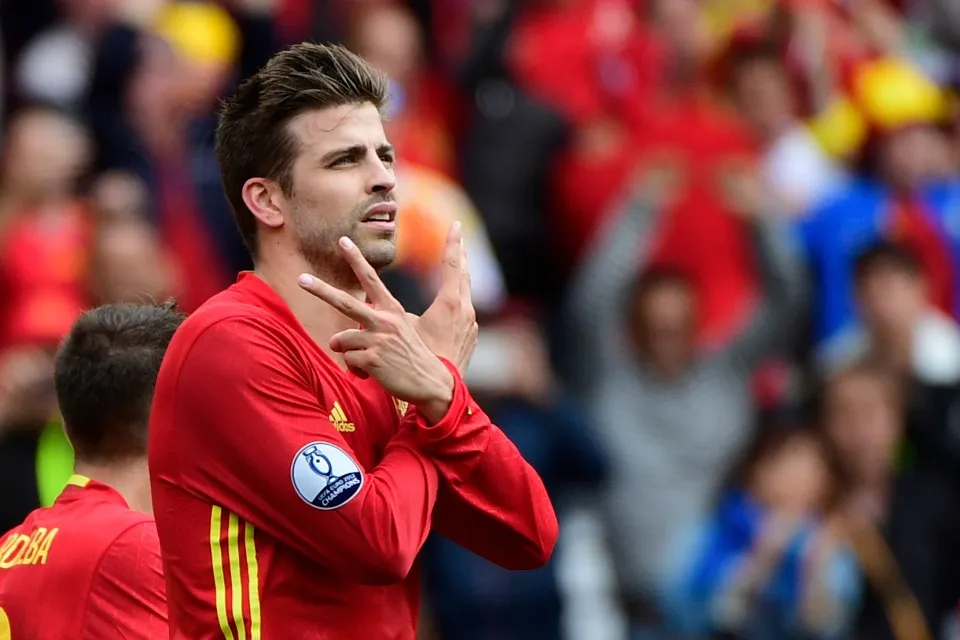 Gerard Pique tái phát chấn thương đầu gối trên sân tập hôm thứ Hai.