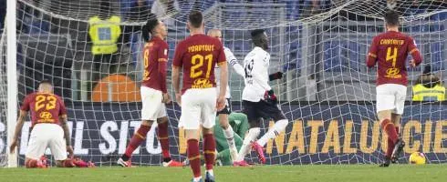 AS Roma sa sút vì hậu vệ “thủng”