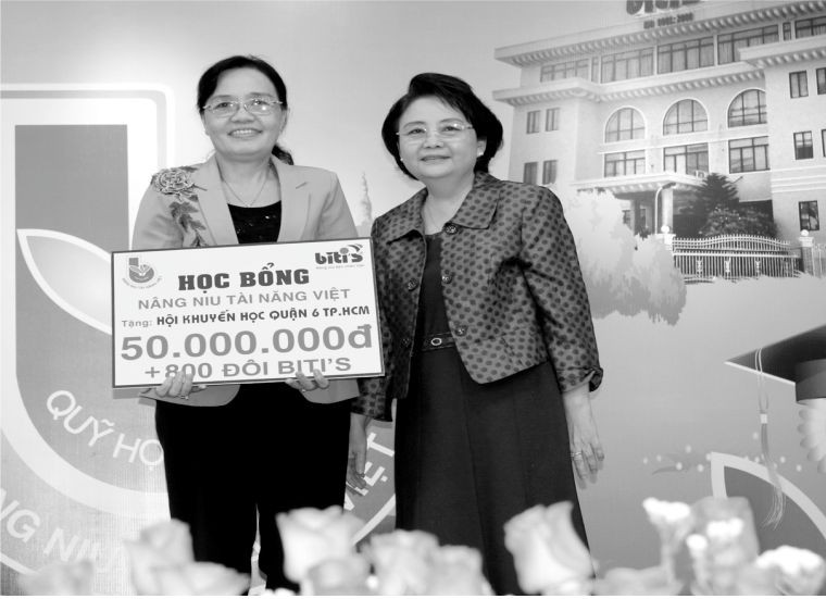  賴謙女士贊助獎助學金予第六郡勵學會。