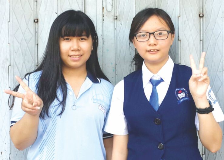 陳寶儀(右)與黃惠茹同考到第一名。