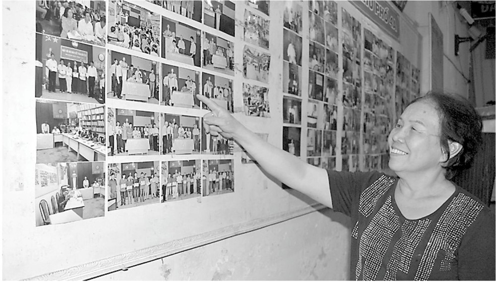 女姐介紹街區和組裡的一些活動。